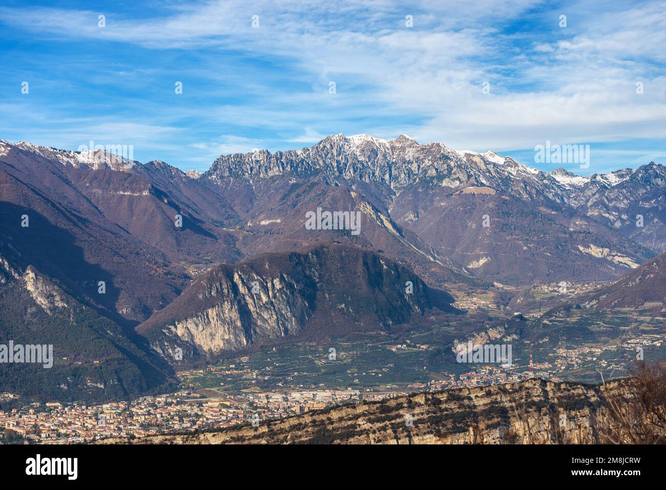 Blick aus der Vogelperspektive auf die Stadt Riva del Garda, ein Touristenresort an der Küste des Gardasees mit den Alpen, vom Gebirge Monte Baldo, Italien. Stockfoto