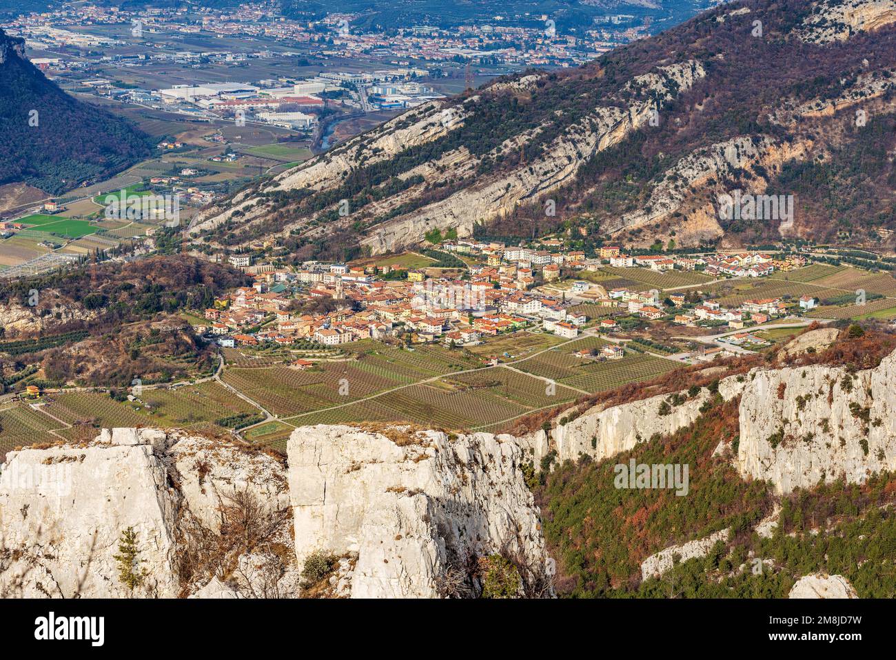 Luftaufnahme des kleinen Dorfes Nago-Torbole vom Gebirge Monte Baldo (Monte Altissimo di Nago). Trentino Alto Adige, Italien. Stockfoto