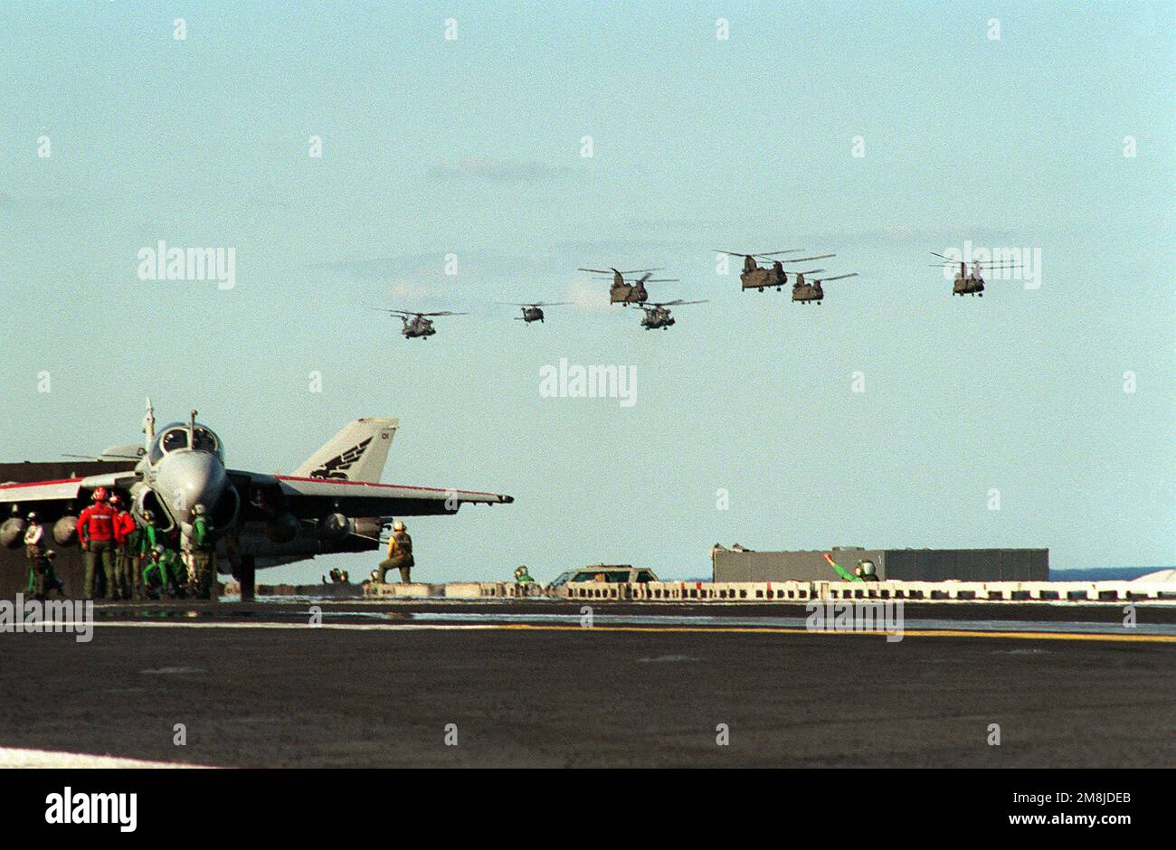 Da ein A-68-Intruderflugzeug für den Start an Bord des nukleargetriebenen Flugzeugträgers USS GEORGE WASHINGTON (CVN-73) vorbereitet ist, passieren Luftfahrzeuge der Joint Special Operations Task Force, die an der Flottenübung 2-94 beteiligt sind, das Schiff. Dazu gehört ein US-amerikanischer Army MH-60 Black Hawk (Blackhawk) helo, vier MH-47D Chinook helos und zwei USA Air Force MH-53J Such- und Rettungshubschrauber. Betreff Betrieb/Serie: FLOTTENÜBUNG 2-94 Basis: USS George Washington @@(CVN 73) Land: Atlantik (AOC) Stockfoto