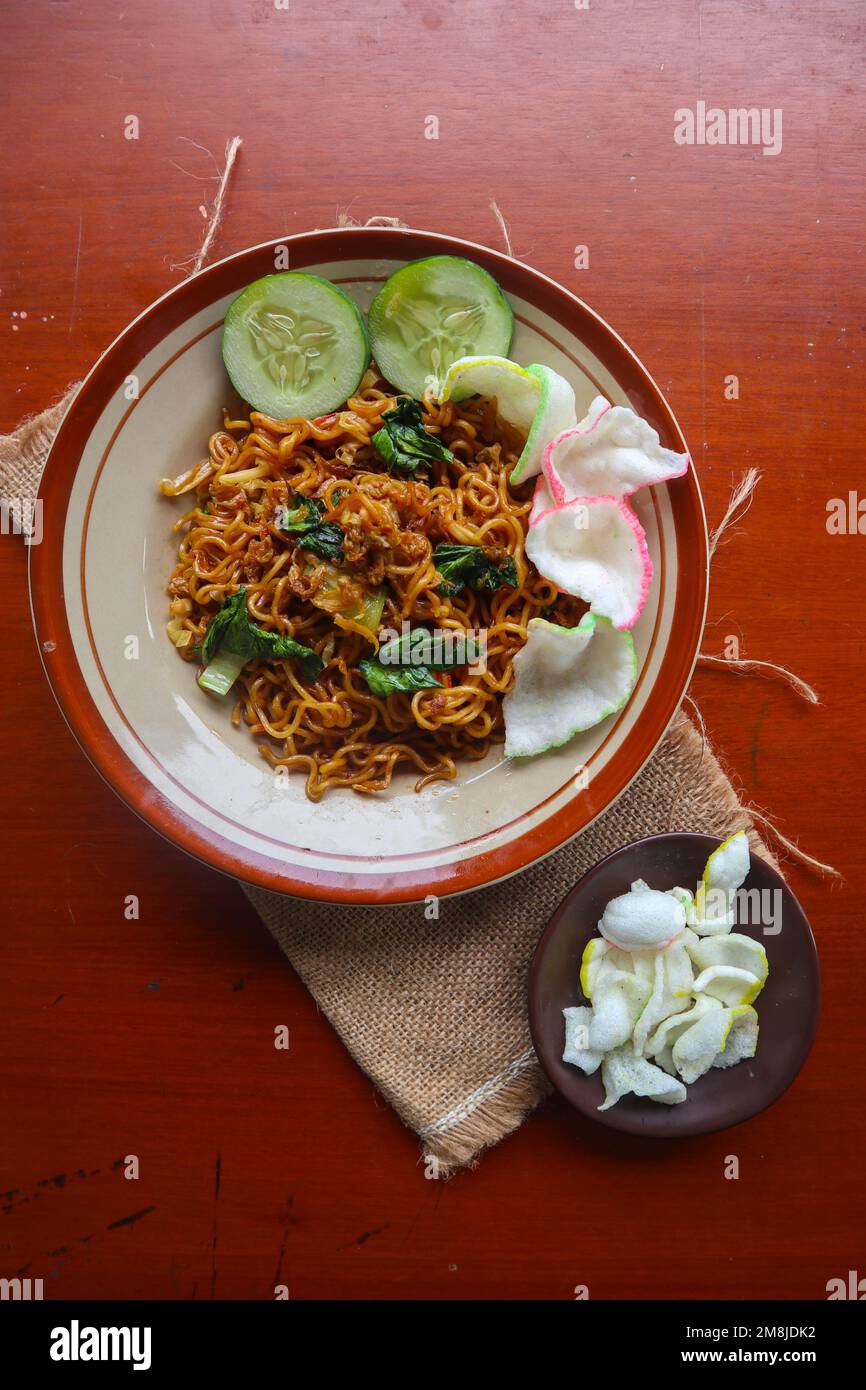 mie Tek Tek oder gebratene Nudeln mit Eiernudeln mit Hühnchen, Kohl, Senfgrün, Fleischbällchen, Rührei. indonesisches Essen Stockfoto