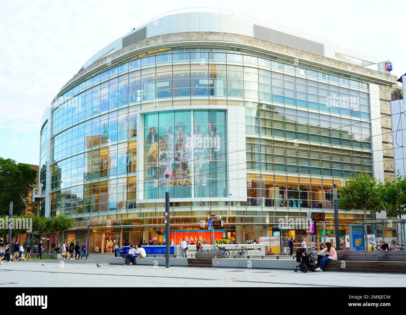 Die moderne Glasfassade des Bekleidungsgeschäfts Peek & Cloppenburg in der Düsseldorfer Innenstadt. Stockfoto