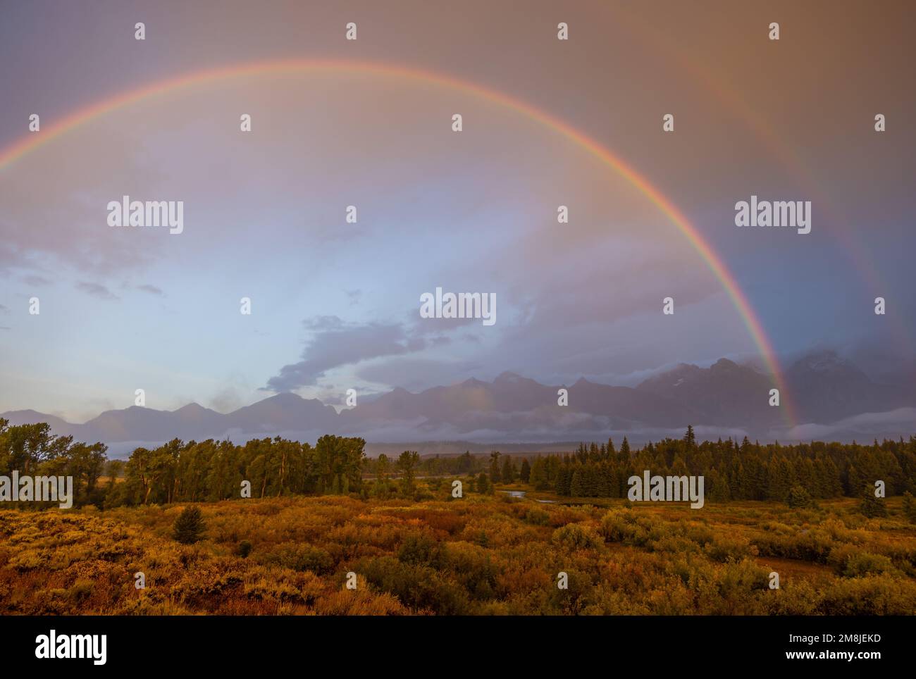 SORM Clouds und Rainbow über dem Teton Range Wyoming im Herbst Stockfoto