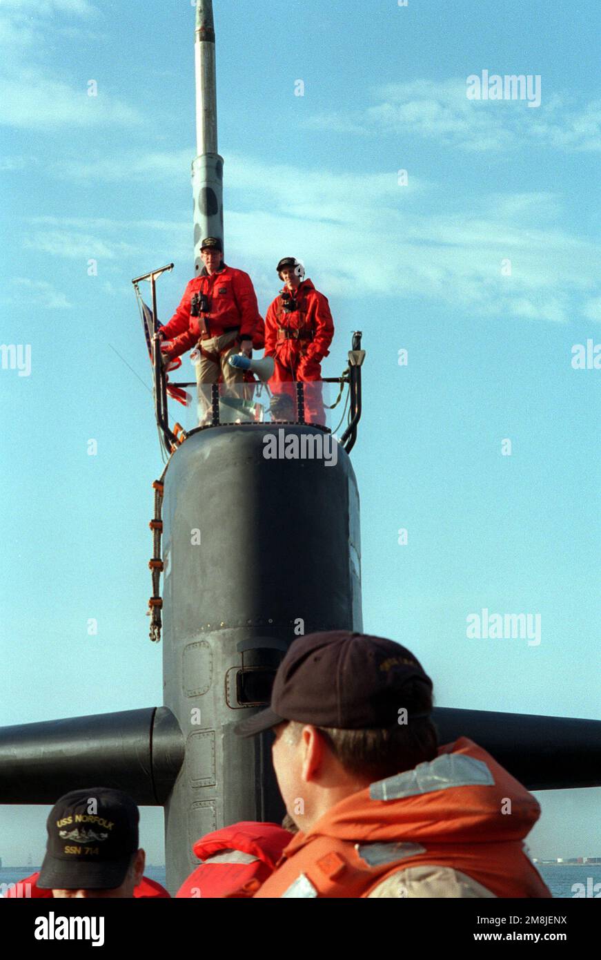 Besatzungsmitglieder des nuklearbetriebenen Angriffs-U-Boots USS NORFOLK (SSN-714) bereiten sich auf die Abfahrt von ihrem Homeport an der Norfolk Naval Base nach Annapolis, Md Basis: Hampton Roadstead Bundesstaat: Virginia (VA) Land: Vereinigte Staaten von Amerika (USA) Stockfoto