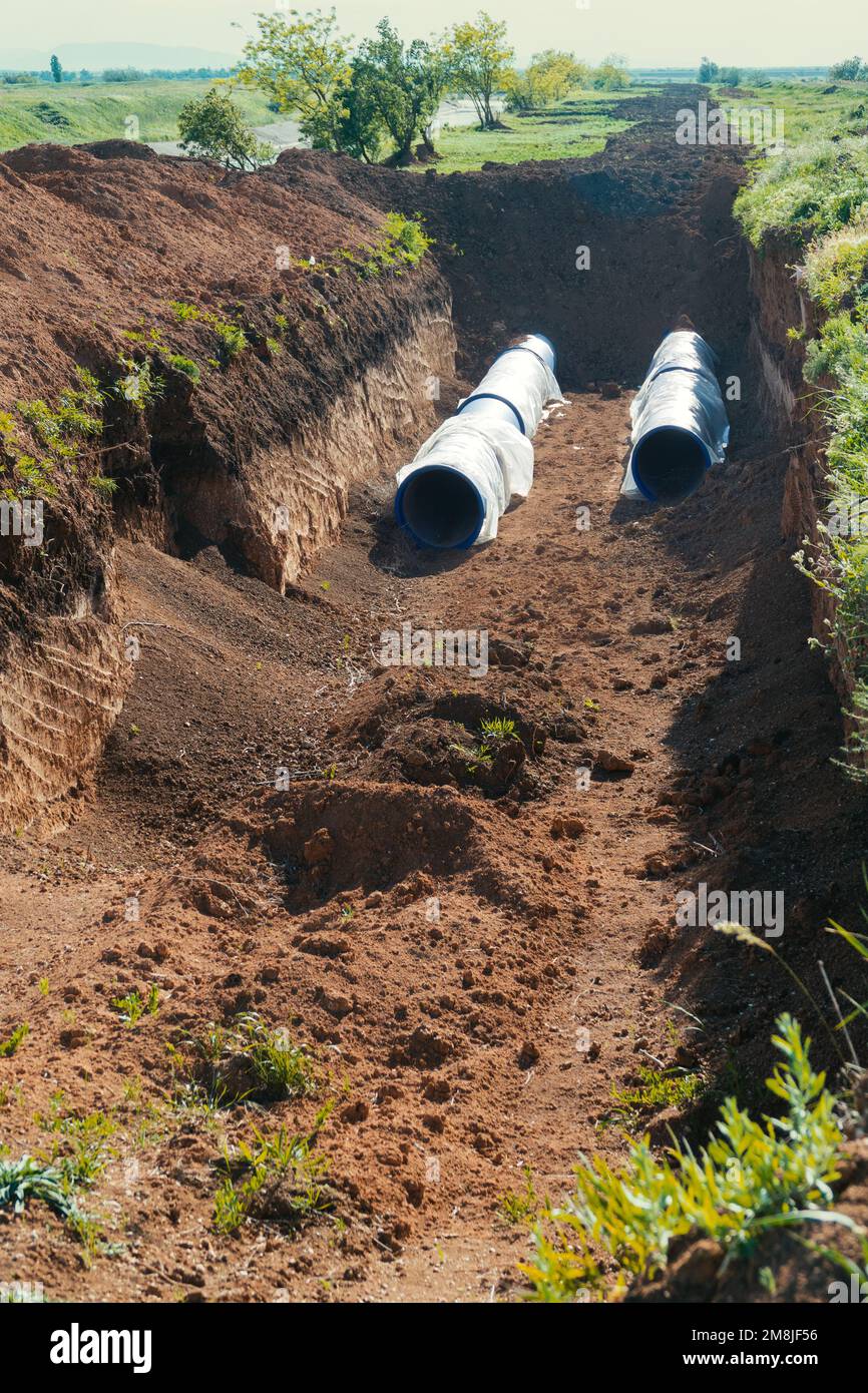 Unterirdische Verlegung einer Wasserleitung (Wasserleitung). Zwei Rohre mit großem Durchmesser Stockfoto