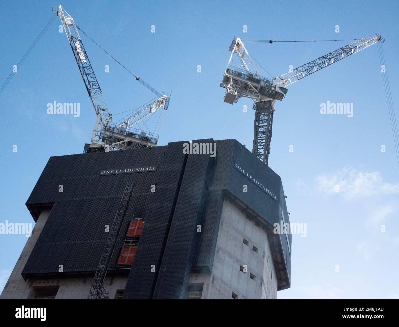Eine Leadenhall mit Kränen während der Bauphase wird es sich um einen 36-stöckigen, 183 Meter hohen Wolkenkratzer handeln, der neben dem Leadenhall Market in der City of London gebaut wird Stockfoto