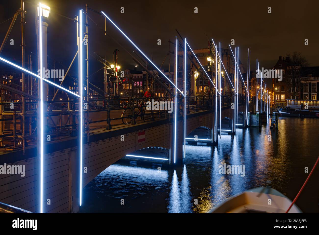 AMSTERDAM, NIEDERLANDE - 26. DEZEMBER 2022: Lichtkunst auf dem Amsterdamer Lichtfestival. Es ist ein Winterlichtfestival für alle. Seit mehr als 50 Tagen Stockfoto