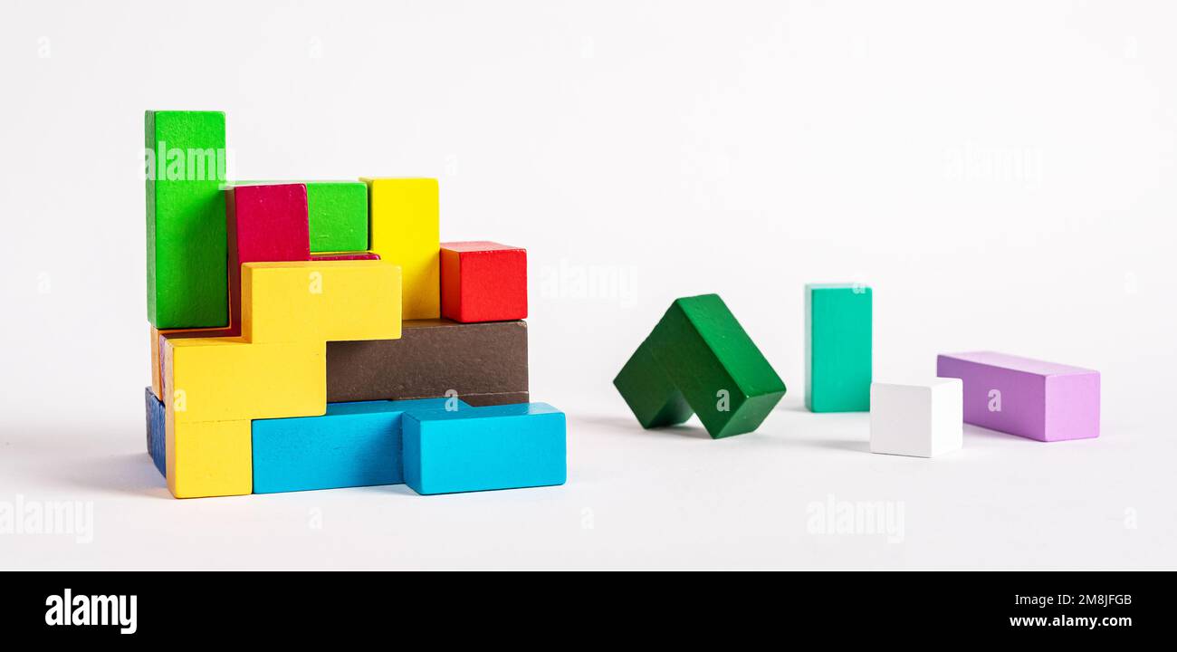 Holzspiel für Kinder mit geometrischen Formen. Mehrfarbige Figuren. Logik, Lösungskonzept. Hochwertiges Foto Stockfoto