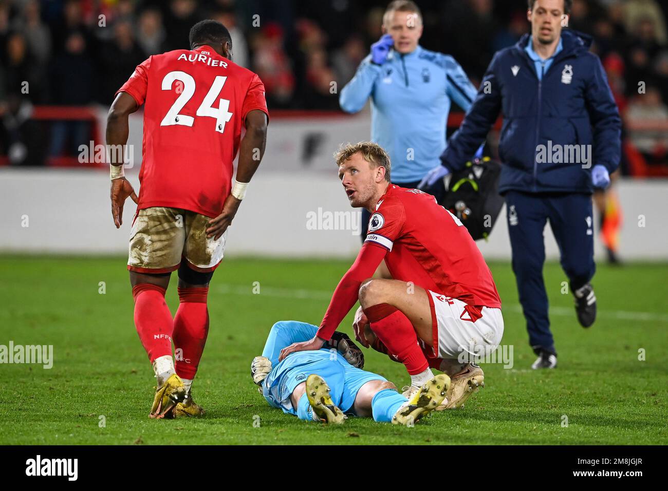 Dean Henderson #1 aus Nottingham Forest geht beim Premier League-Spiel Nottingham Forest vs Leicester City at City Ground, Nottingham, Großbritannien, 14. Januar 2023 mit einer Verletzung unter (Foto: Craig Thomas/News Images) Stockfoto