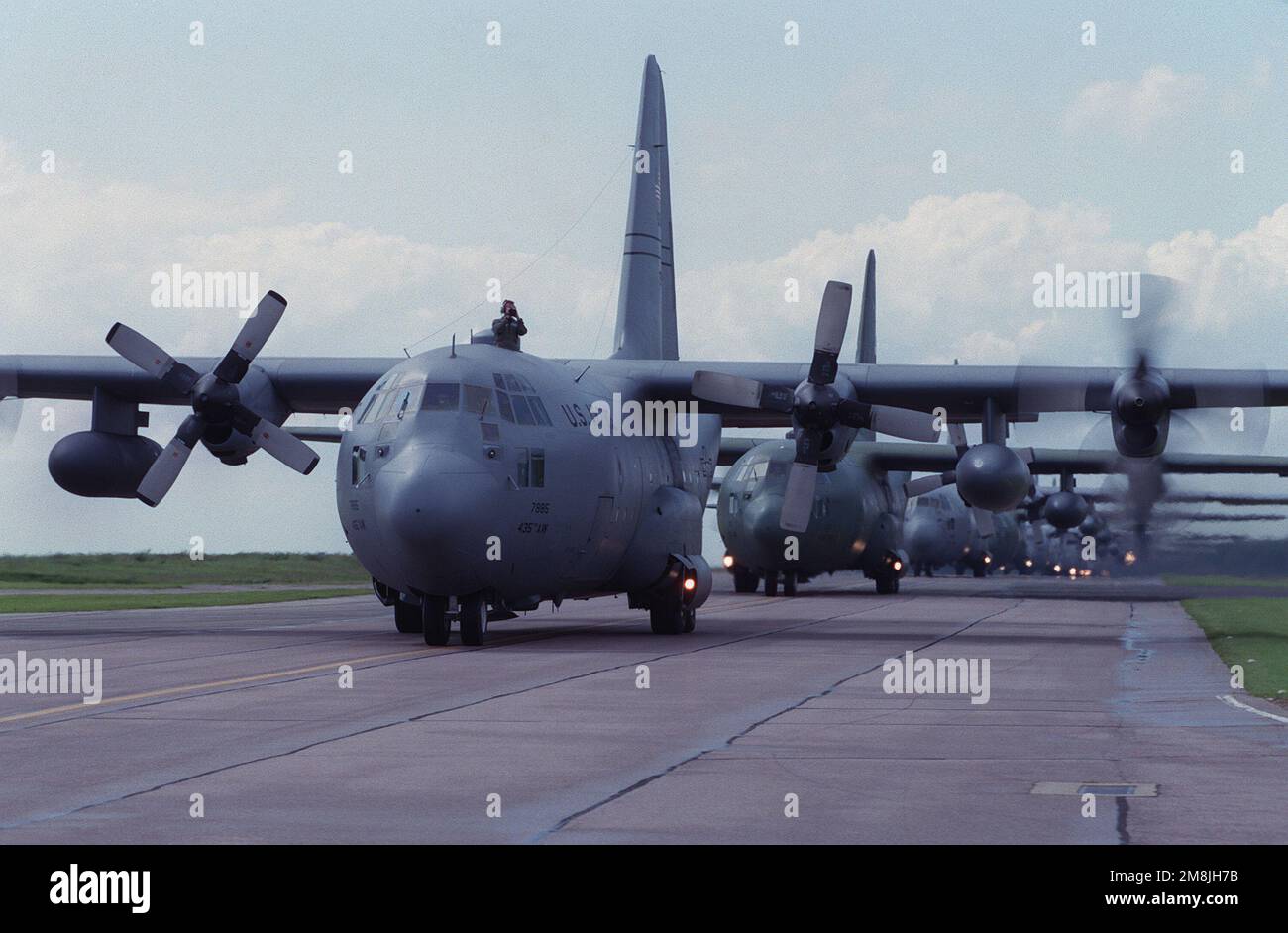 Eine Linie C-130s Taxi zurück nach einer Probefahrt für Operation Overlord '94. Die drei eingesetzten Geschwader waren das 2. Luftwaffenstaffel (als) Papst AFB, North Carolina, das 37. Luftwaffenstaffel (als) Rhein-Main ab, Deutschland, und das 41. Luftwaffenstaffel (als), Papst AFB, North Carolina. Ziel des Einsatzes war es, die 82. und die 101. Airborne-Truppen nach Frankreich zu befördern, um dem 50. Jahrestag der Landungen des D-Day in Operation Overlord zu gedenken. Betreff Betrieb/Serie: OVERLORD '94 Basis: Alconburg Land: England / Großbritannien (eng) Stockfoto