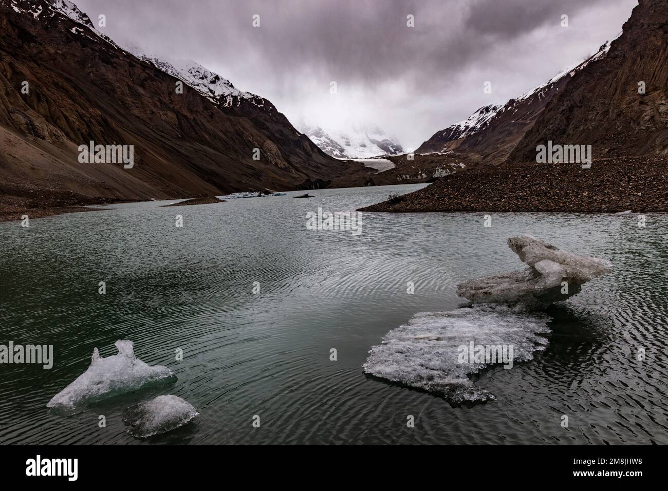 Dreifarbige Seenlandschaft in Tibet Stockfoto