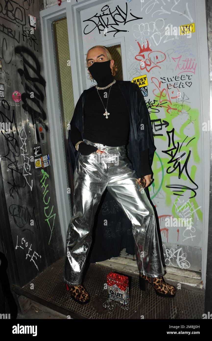 LGBTQIA+-Aktivist und Modeeinflussnehmer Elton Ilirjani Wear House of Mua Mua in Bushwick, Brooklyn Stockfoto