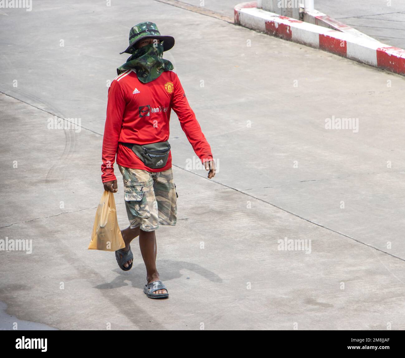 SAMUT PRAKAN, THAILAND, Okt 10 2022, Bauarbeiter geht zur Arbeit Stockfoto