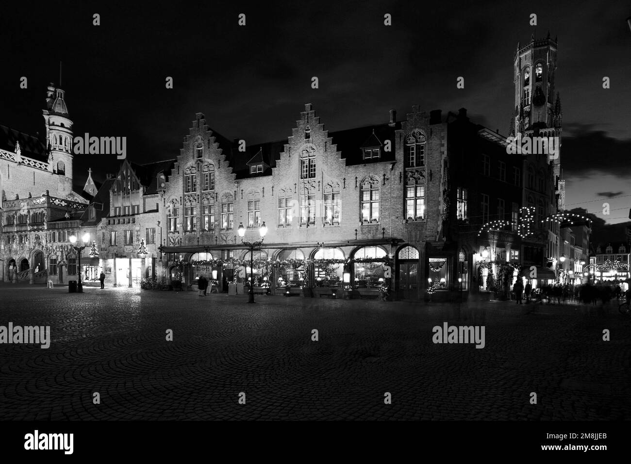 Weihnachtsdekorationen an Gebäuden rund um den Burgplatz und den Belfort-Turm ( Belfry ), Brügge City, Westflandern, Flämische Region Belgiens. Stockfoto