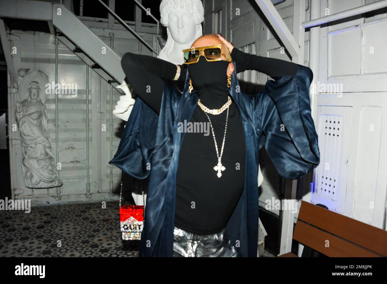 LGBTQIA+-Aktivist und Modeeinflussnehmer Elton Ilirjani Wear House of Mua Mua in Bushwick, Brooklyn Stockfoto