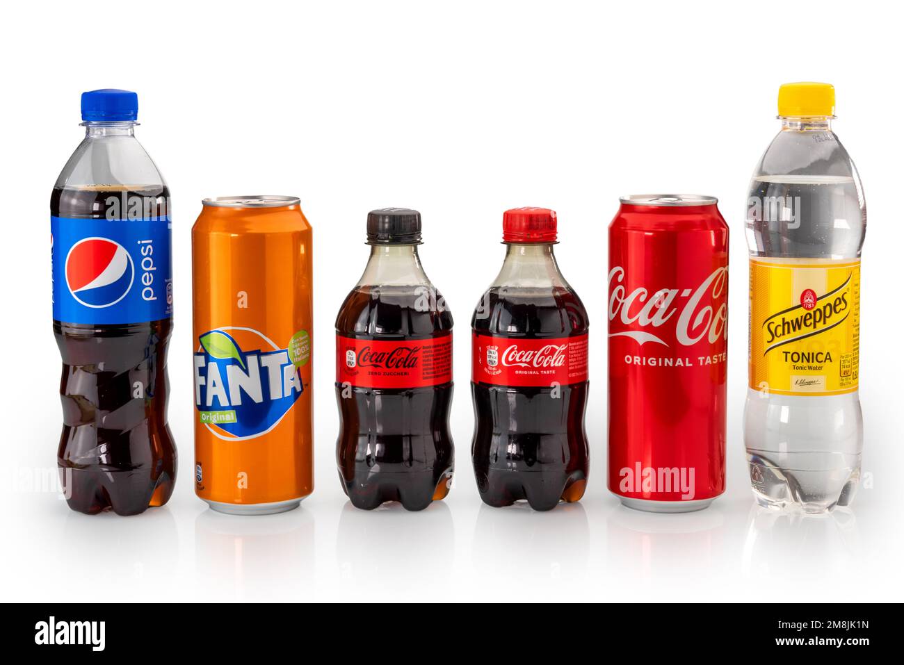 Italien - 14. Januar 2023: Coca-Cola- und Fanta-Dosen mit Plastikflaschen mit pepsi- und schweppes-Tonic-Wasser, isoliert auf weißen, berühmten alkoholfreien Getränken in Th Stockfoto