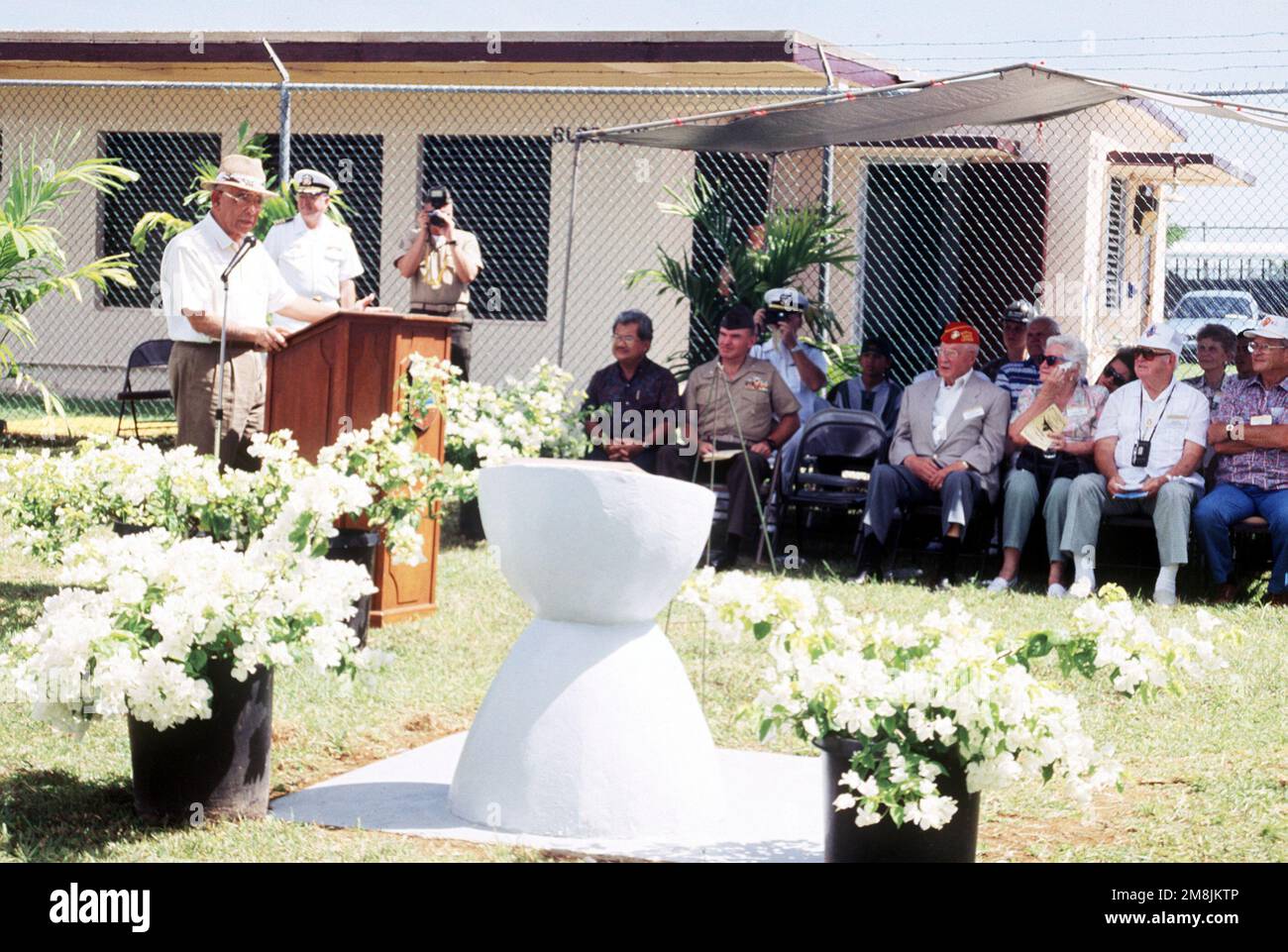 Marinekorps-Brigade Im Ruhestand. GEN. Ben Blaz spricht vor dem Publikum während der Zeremonie zum 50. Jahrestag der Befreiung Guams aus dem Zweiten Weltkrieg. Staat: Guam Country: Nördliche Marianen (MNP) Stockfoto