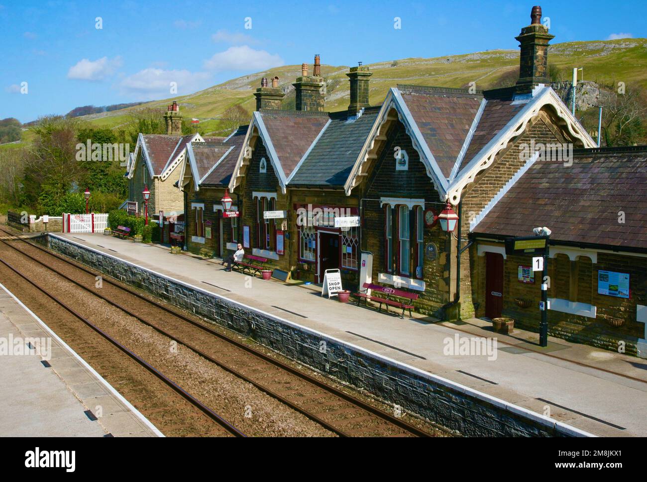 Ein Blick entlang der Plattform am Settle Railway Station, Settle, North Yorkshire, Großbritannien, Europa Stockfoto