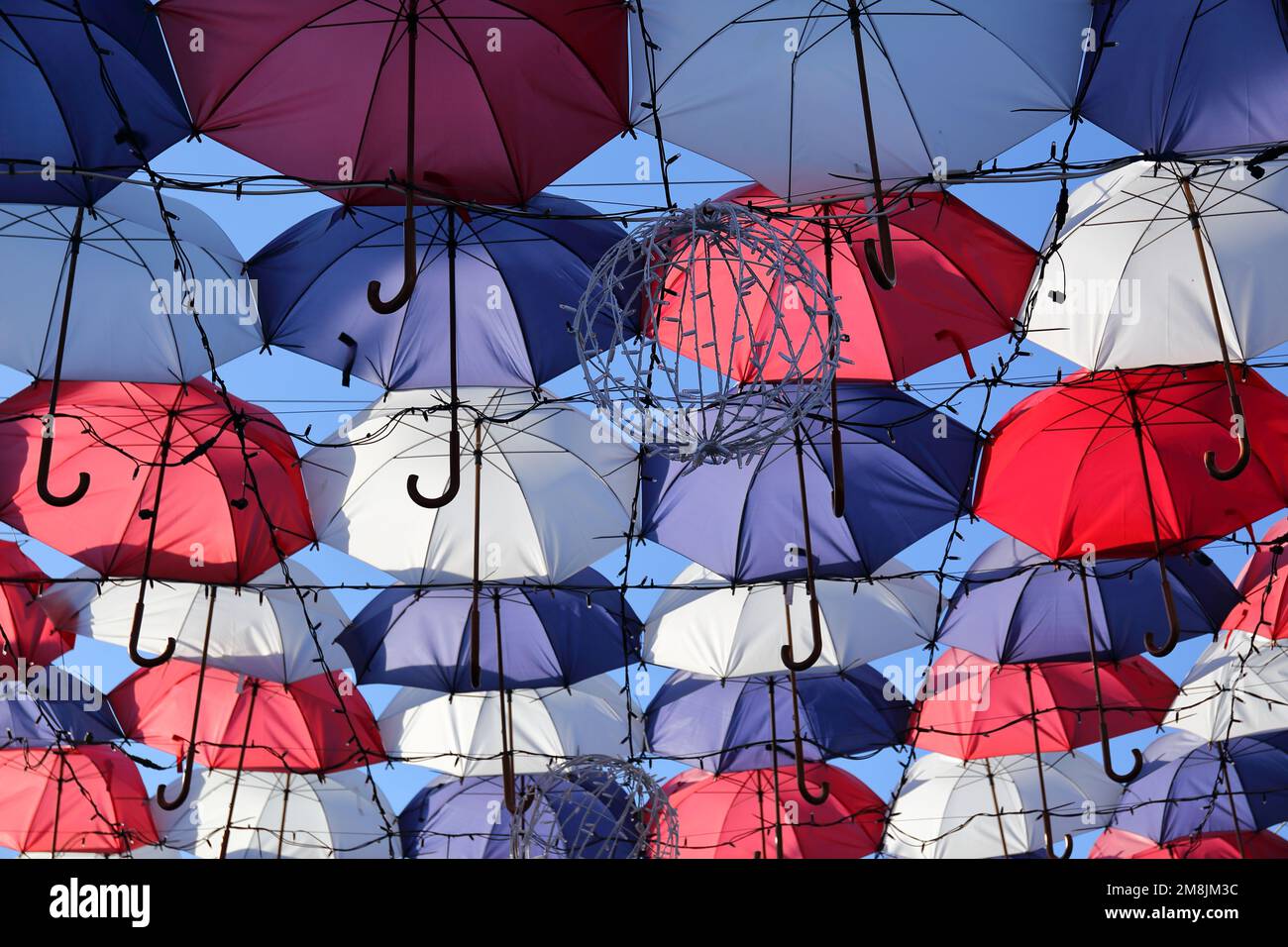 Farbenfrohe Sonnenschirme über der Straße schmücken die Straße, Sonnenschutz Stockfoto