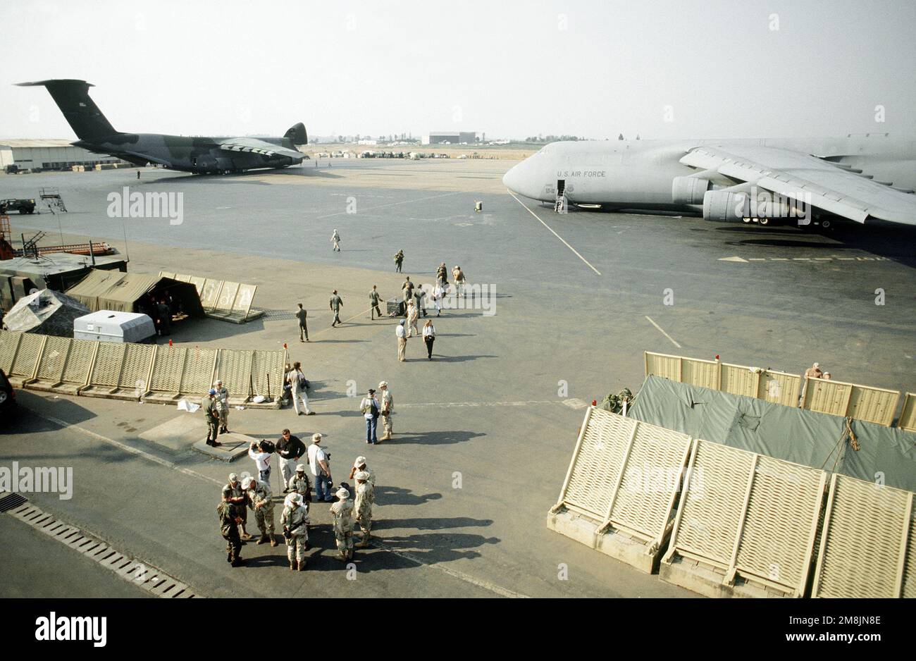 Zwei Luftfahrzeuge des Air Mobility Command C-5 Galaxy aus dem 436. Airlift Wing, Dover AFB, Deleware auf der Rampe am Flughafen Kigali während humanitärer Lufttransporteinsätze zur Unterstützung der ruandischen Flüchtlinge. Die C-5 auf der linken Seite ist von der 9. Airlift-Geschwader und lieferte vier kommerzielle Treibstofflaster und andere Hilfsgüter. Betreff Betrieb/Serie: SUPPORT HOPE Base: Kigali Land: Russland (RUS) Stockfoto