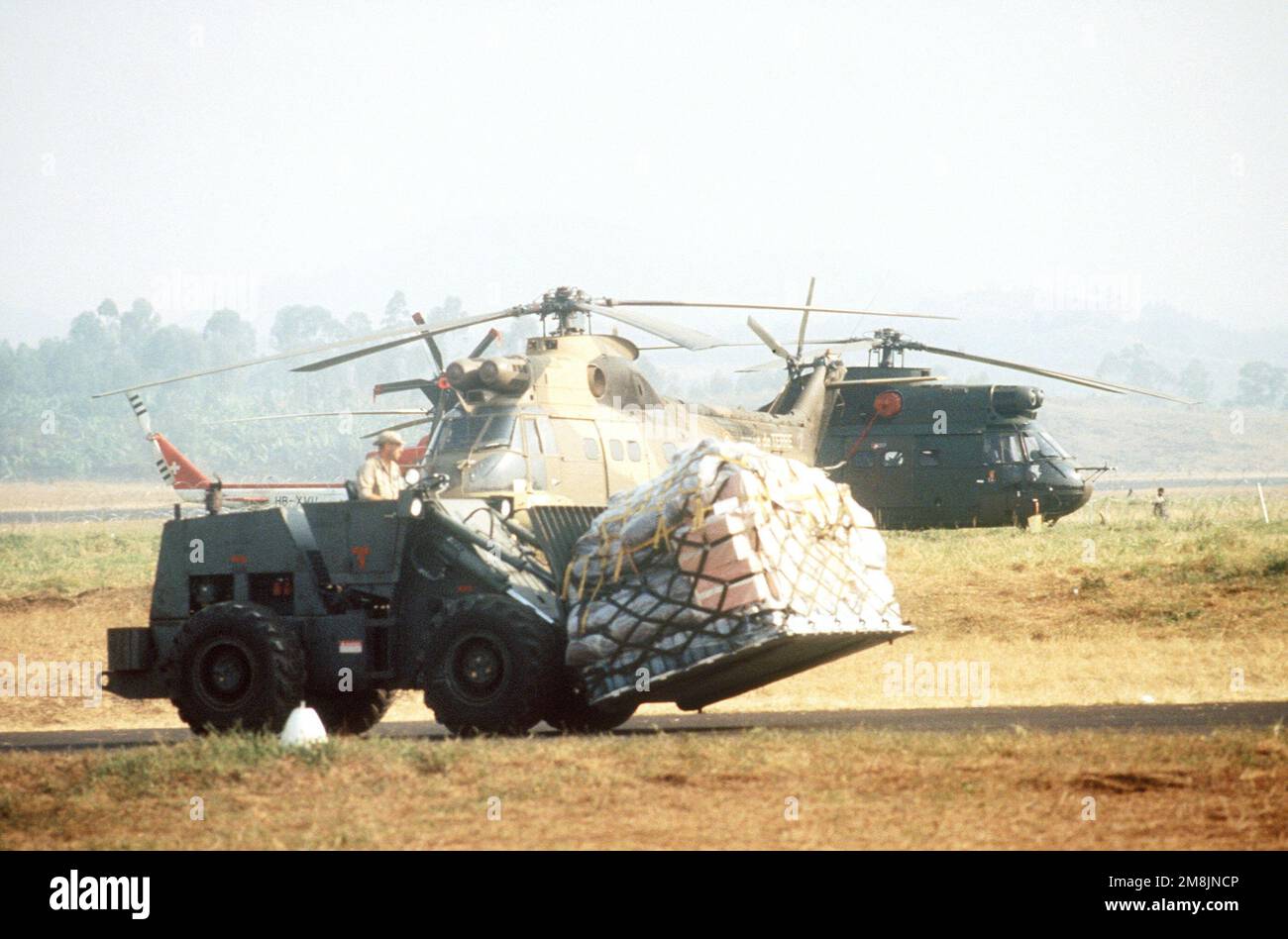 Ein Mitglied des 314. TALCE, Little Rock AFB, Ark, transportiert eine Frachtpalette auf einem Gabelstapler. Die Palette enthält Hilfsgüter für ruandische Flüchtlinge. Betreff Operation/Serie: Support Hope Base: Goma Country: Zaire (ZAR) Stockfoto