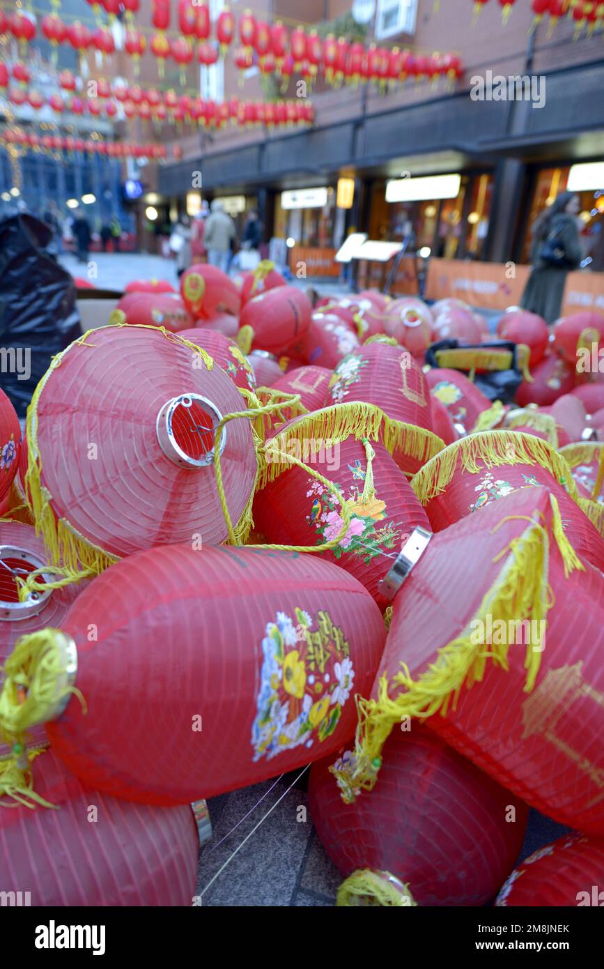 London, England, Großbritannien. In Chinatown werden während der Vorbereitungen für das chinesische Neujahr im Januar 2023 Stapel chinesischer Laternen durch neue ersetzt Stockfoto