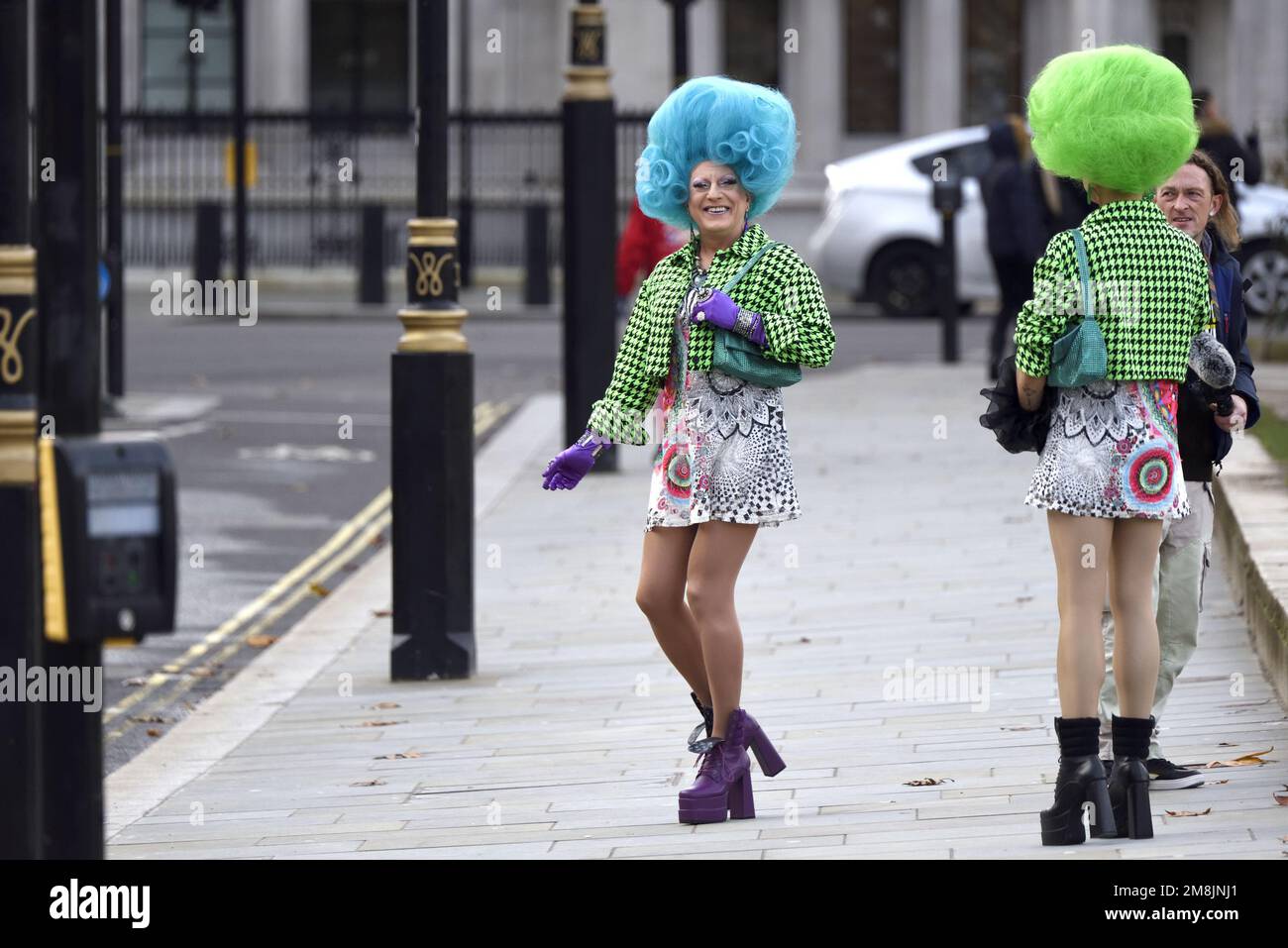 London, England, Großbritannien. Zwei Männer mittleren Alters, wie Frauen gekleidet, am Parliament Square Stockfoto