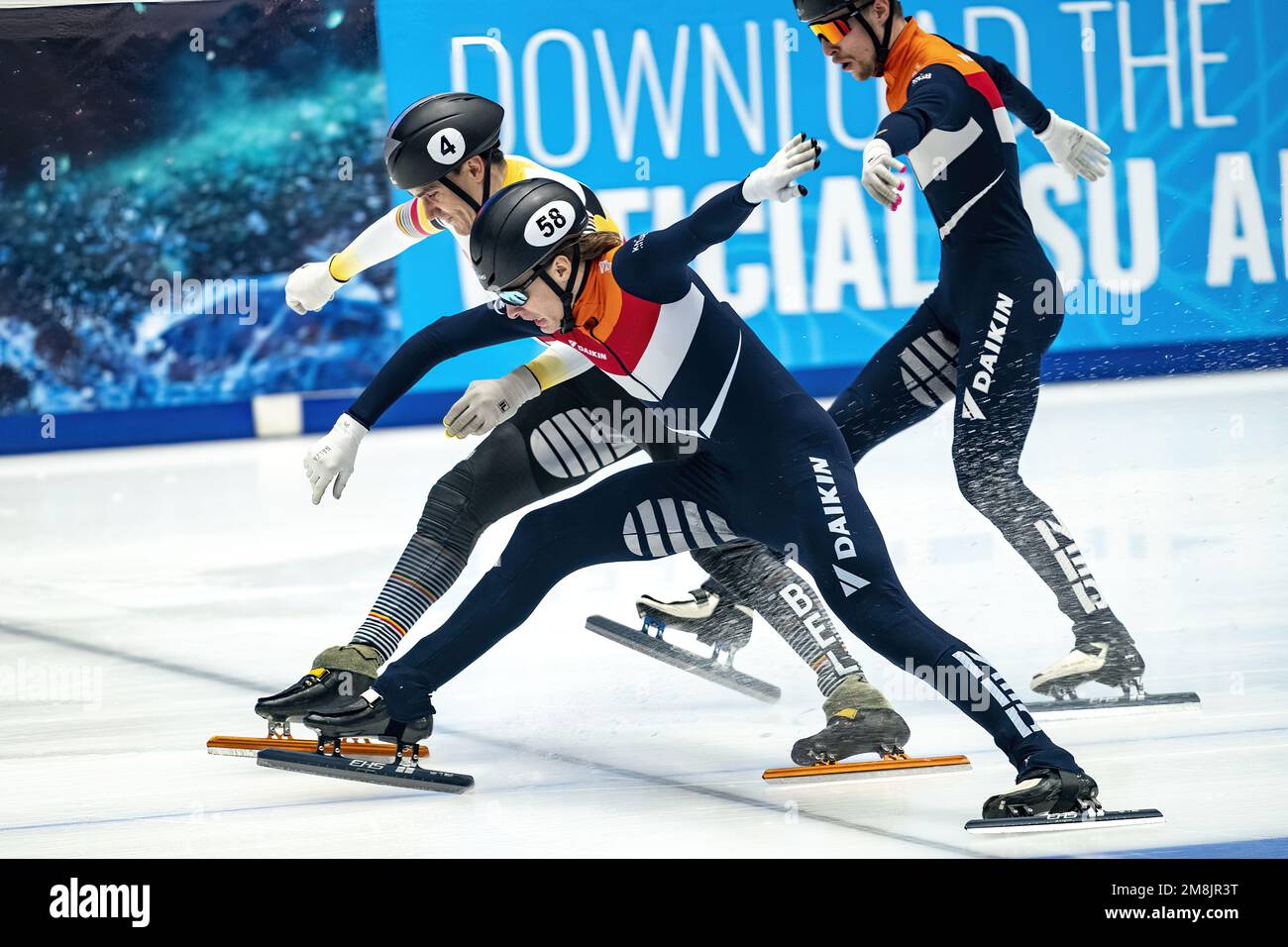 DANZIG - Jens van 't Wout schlägt den belgischen Stijn Desmet auf der 1500 Meter langen Ziellinie am 2. Tag der europäischen Schnellskating-Meisterschaft. Friso Emons ist Dritter. ANP RONALD HOOGENDOORN Stockfoto