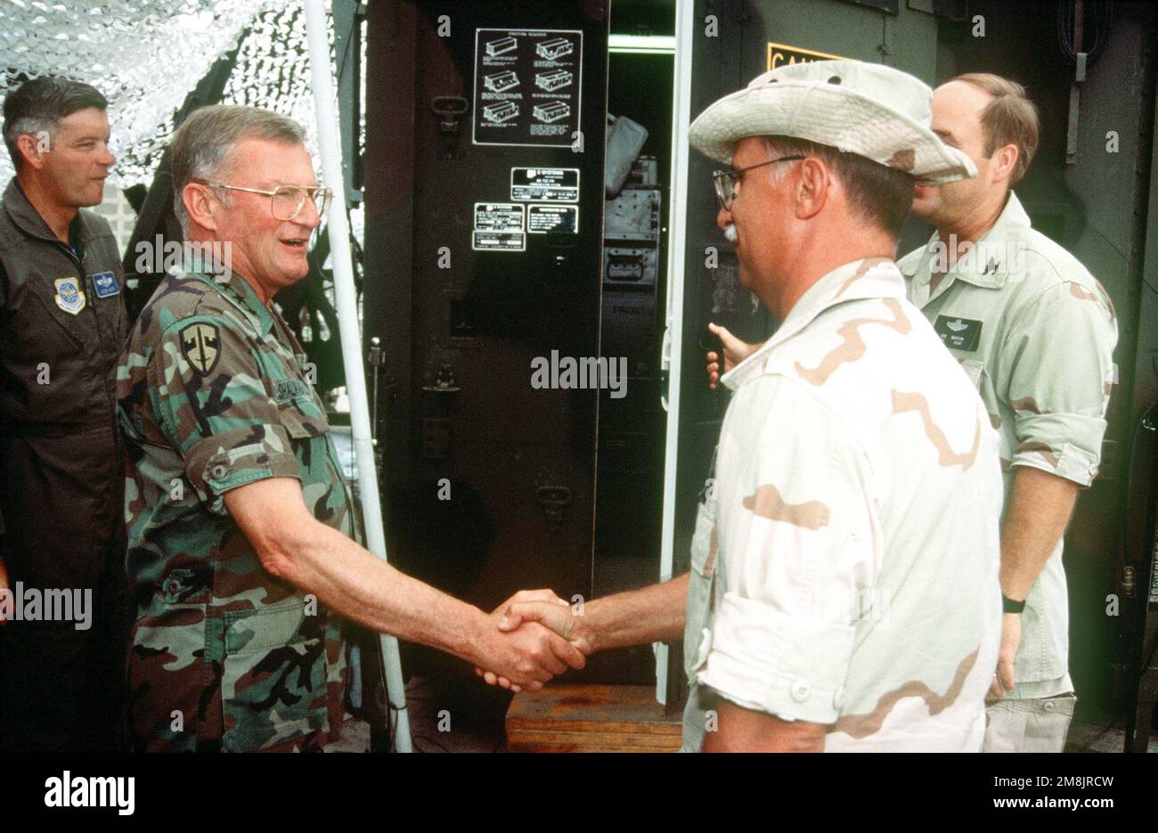 GEN. John M. Shalikaschwili, Vorsitzender der Stabschefs, trifft und begrüßt die Truppen, die am Moi International Airport arbeiten. Betreff Operation/Serie: SUPPORT HOPE Base: Mombasa Country: Kenia (KEN) Stockfoto