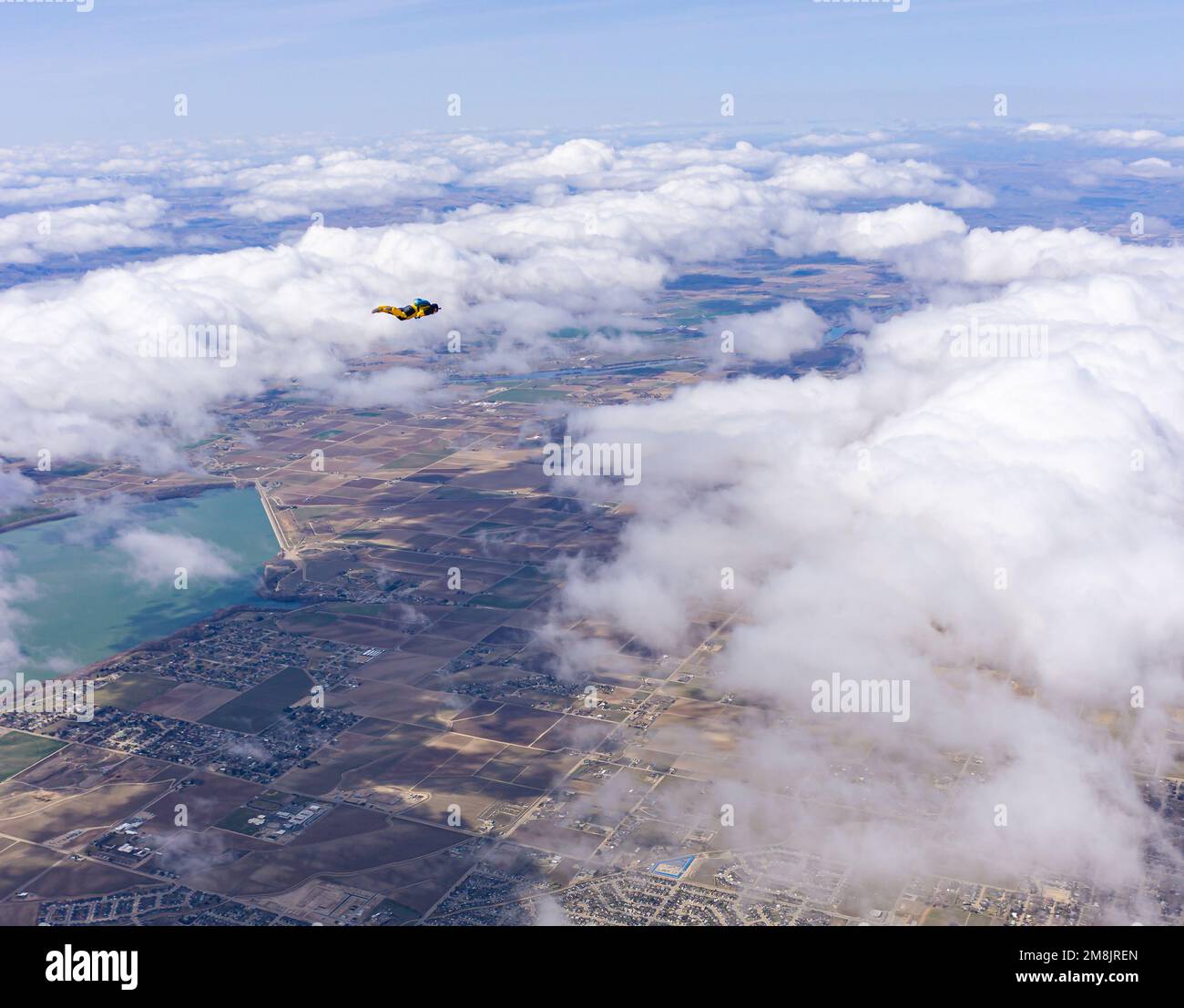 Brandon Dumont fliegt seinen Verfolgungsanzug über Caldwell Idaho Stockfoto