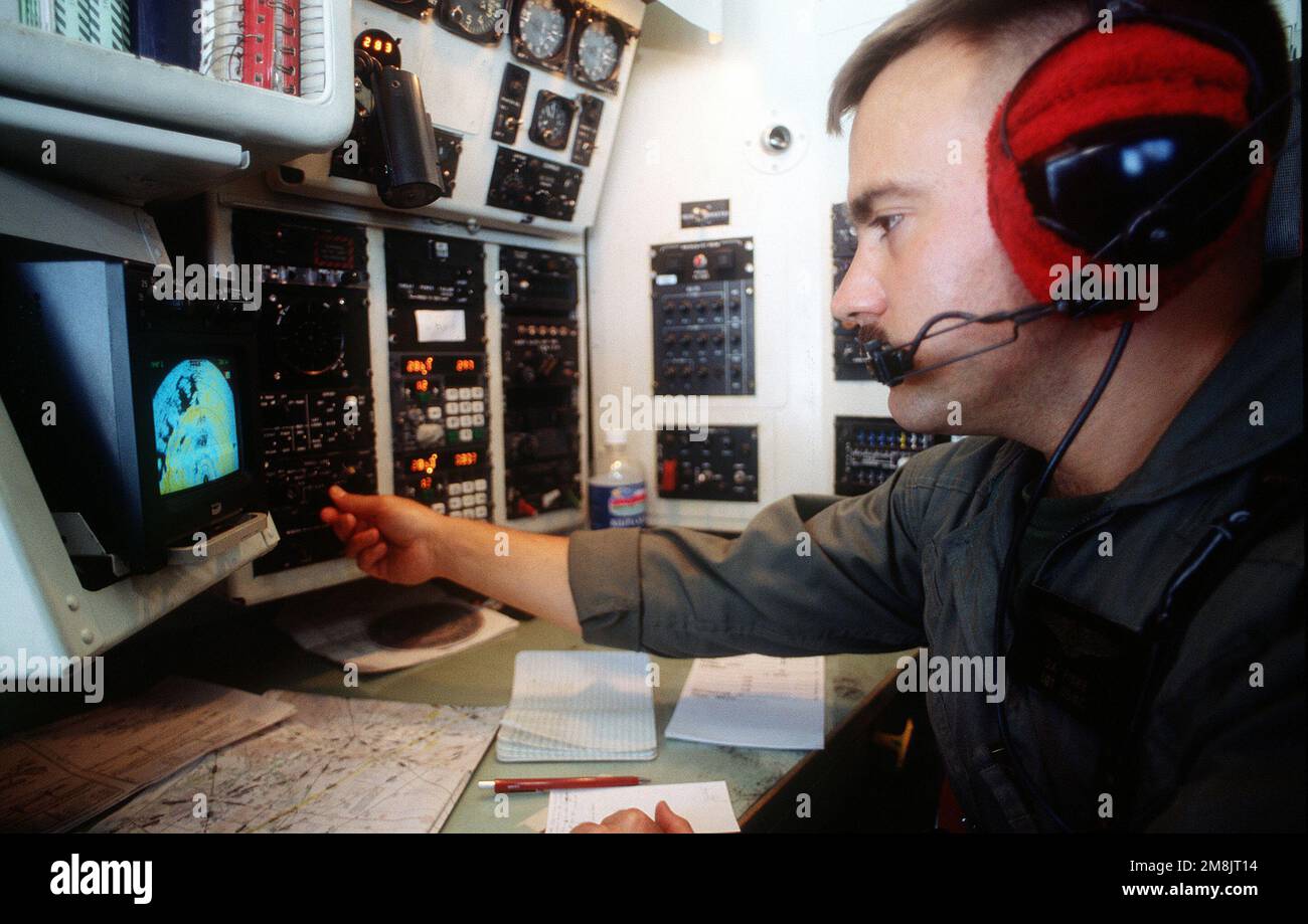 Marine KC-130R Navigator SGT Dave Fiske, VMGR 252 (Otis) Cherry Point, North Carolina nutzt ein Radar für den Flug von Mombasa zum Kigali Airport in Kenia. Betreff Operation/Serie: SUPPORT HOPE Base: Mombasa Country: Kenia (KEN) Stockfoto