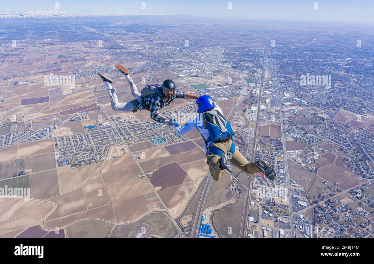 Fallschirmspringer, die aus Flugzeugen springen Stockfoto