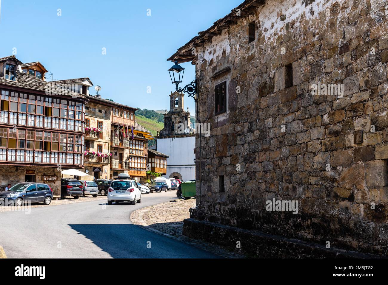 Vega del Pas, Spanien - 12. August 2022: Malerischer Blick auf das malerische Dorf Stockfoto