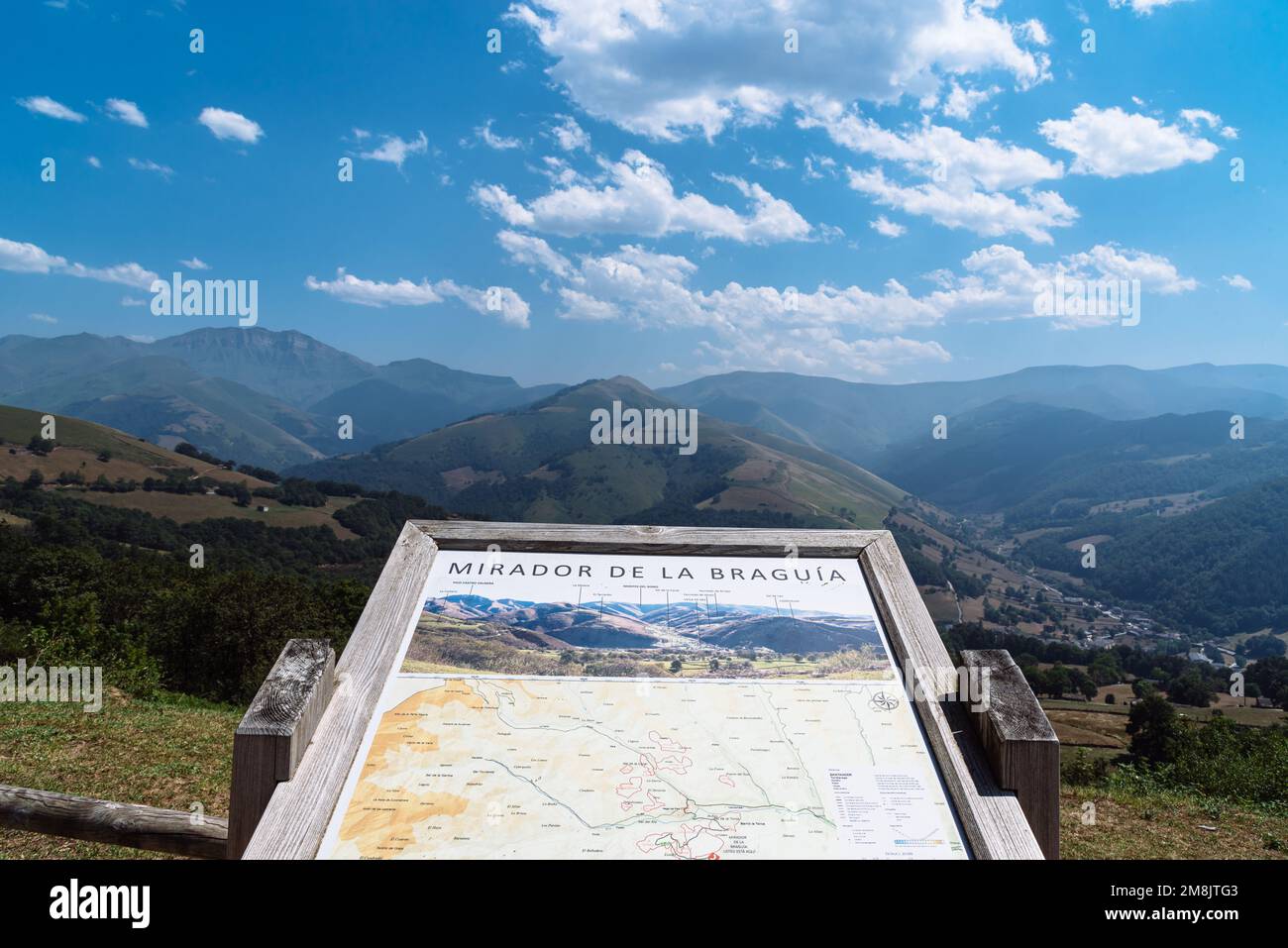 Vega del Pas, Spanien - 12. August 2022: Der Blick auf Braguia in der Vega von Pas. Unterschreiben und kartografieren Sie mit dem Text Viewpoint of Braguia Stockfoto