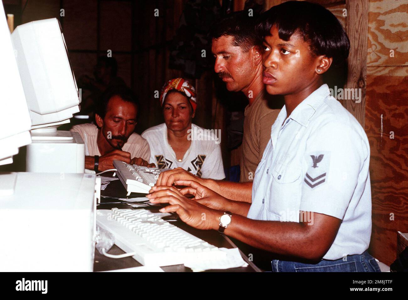 USA Navy, DP2 Wanda Smith von der USS EMORY S. LAND und den USA Air Force STAFF SGT. Octaviano Velasquez aus Holloman AFB, New Mexico, Daten in das DMPITS (Deployable Mass Population Identification and Tracking System) eingeben. Computer. Betrifft Operation/Serie: SEESIGNAL V Basis: Camp Buckley Staat: Guantanamo Bay Country: Kuba (CUB) Stockfoto