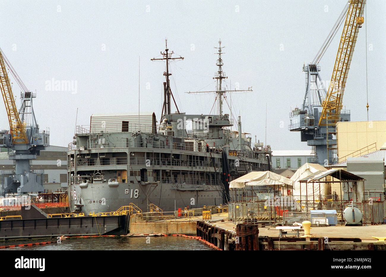 Ein Steuerbordblick auf das stillgelegte U-Boot ORION (AS-18) in einem Trockendock an der Norfolk Naval Shipyard Portsmouth. Die Werft stellt sicher, dass der Rumpf wasserdicht ist, bevor das Schiff eingelagert wird. Basis: Elizabeth River, Norfolk Bundesstaat: Virginia (VA) Land: Vereinigte Staaten von Amerika (USA) Stockfoto