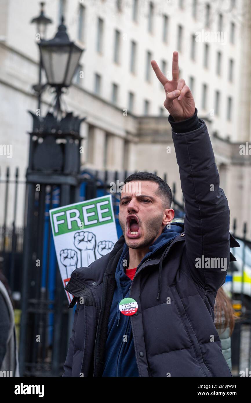 London, Vereinigtes Königreich, 14. JANUAR 2023, versammelten sich Demonstranten vor der Downing Street und forderten von der britischen Regierung Maßnahmen gegen den Iran wegen der Hinrichtung von Alirea Atbari. Aubrey Fagon/Alamy Live News Stockfoto