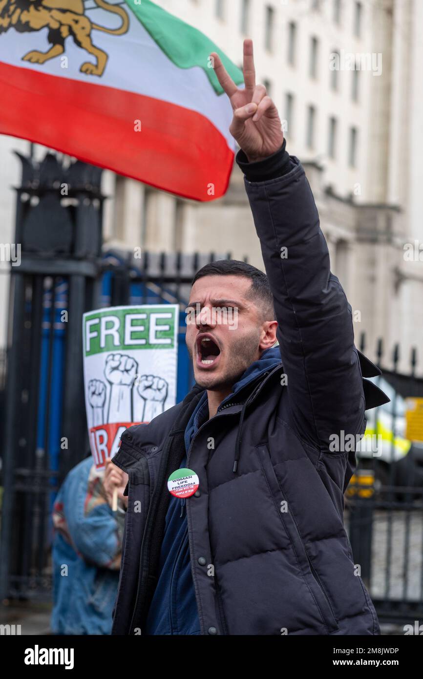London, Vereinigtes Königreich, 14. JANUAR 2023, versammelten sich Demonstranten vor der Downing Street und forderten von der britischen Regierung Maßnahmen gegen den Iran wegen der Hinrichtung von Alirea Atbari. Aubrey Fagon/Alamy Live News Stockfoto