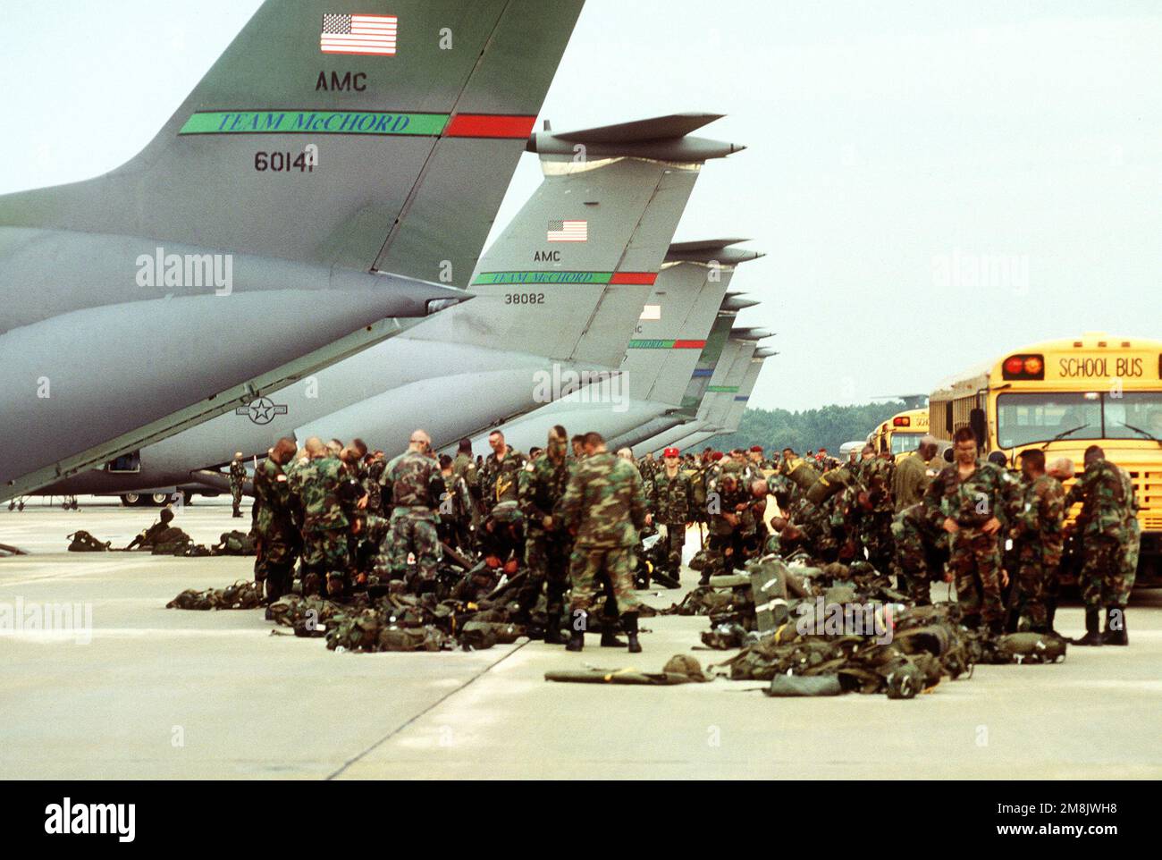 Air Force Truppen der 3. APS (Aerial Port Squadron) halfen dem 5. Mobilen Army Surgical Hospital (MASH) in Fort Bragg, NC, Ausrüstung an Bord eines C-130-Flugzeugs zur Unterstützung der Operation hochzuladen (genaues Datum unbekannt). Betrifft Operation/Serie: PHOENIX SHARK Base: Luftwaffenstützpunkt Pope Staat: North Carolina (NC) Land: Vereinigte Staaten von Amerika (USA) Stockfoto