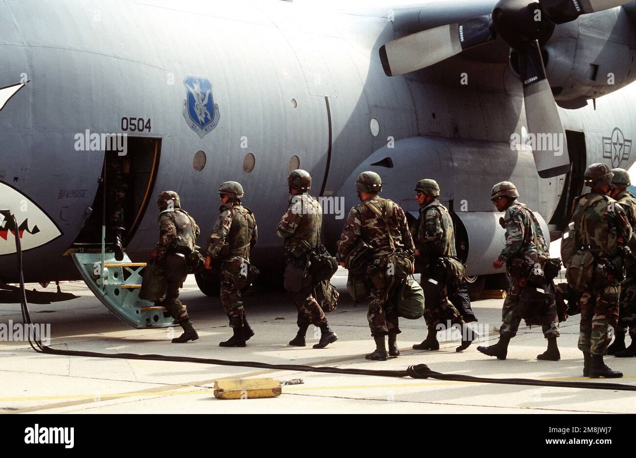 Das 5. Mobile Army Surgical Hospital (MASH) startet für die Operation an Bord eines C-130 aus dem 23. Luftwaffe (AW). (Genaues Datum unbekannt). Betrifft Operation/Serie: PHOENIX SHARK Base: Luftwaffenstützpunkt Pope Staat: North Carolina (NC) Land: Vereinigte Staaten von Amerika (USA) Stockfoto