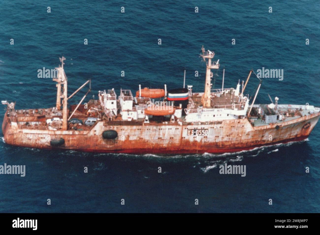 Steuerbordansicht des russischen Heckfangfischerei-Trawlers SALEKHARD (KB 0550) im Einsatz. Land: Japanisches Meer Stockfoto