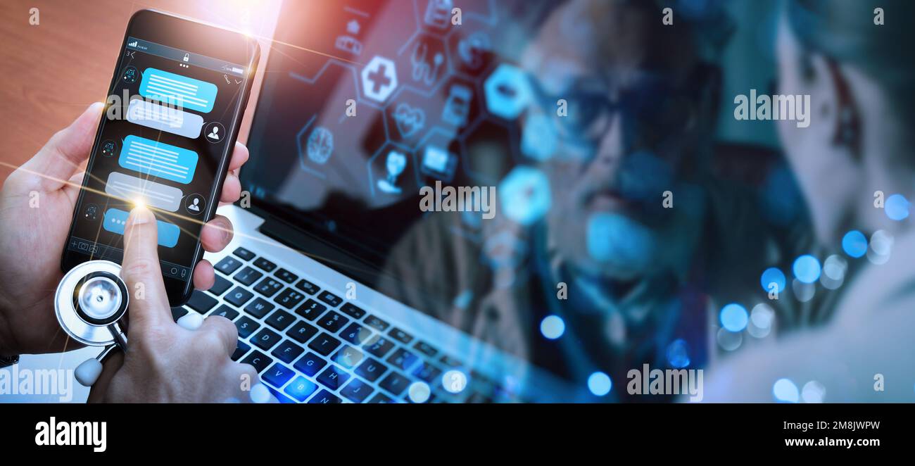 Chatbot Gespräch mit Bildschirm des Smartphones app Interface und künstliche Intelligenz Technologie Verarbeitung virtueller Assistent mit dem Customer Support in Stockfoto