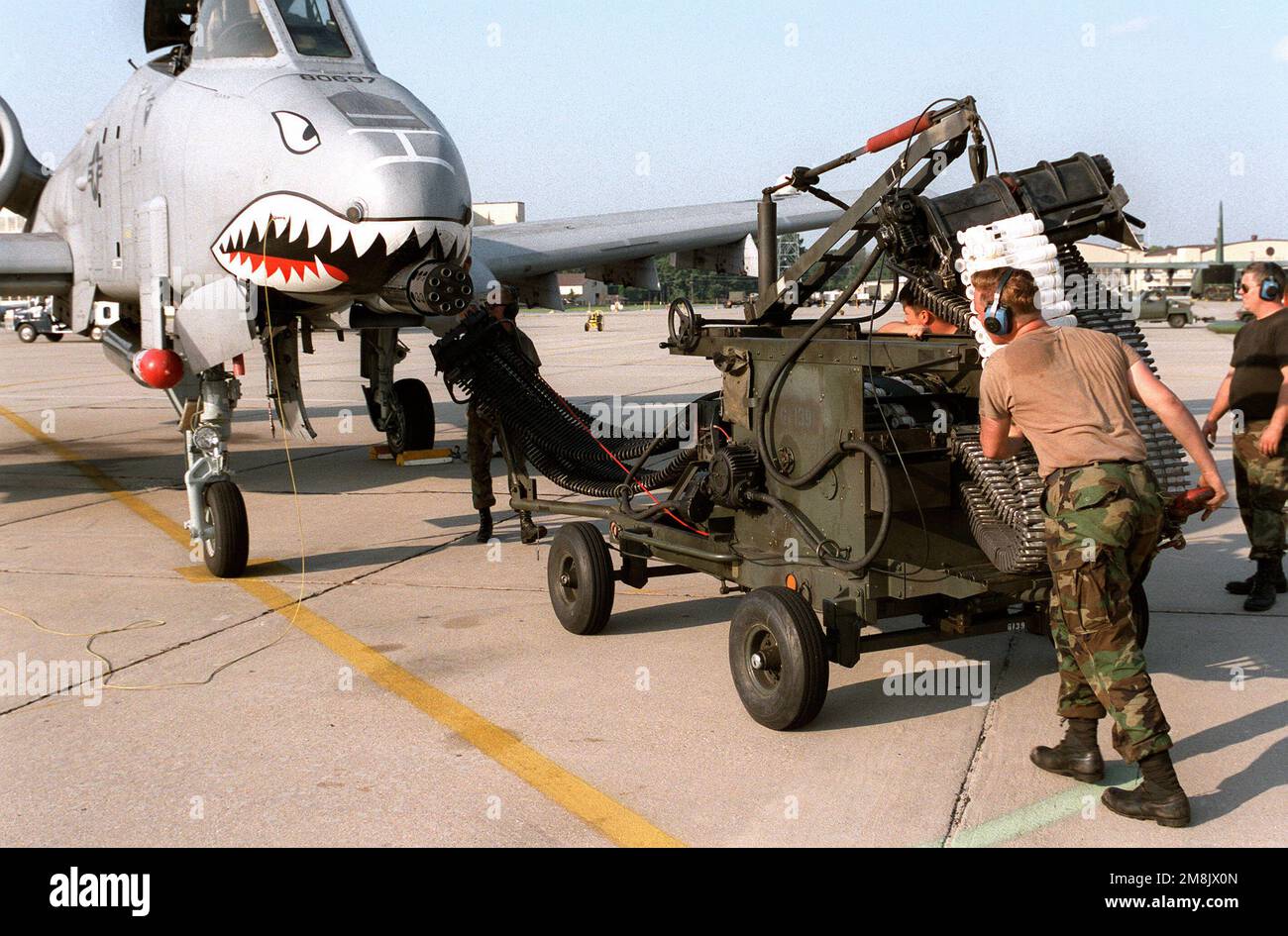 Mitglieder der 75. Kampfeinheit, Munitionsflug, 23. Flügel, schieben einen Munitionslader, um eine A-10A der 75. Kampfstaffel für den Einsatz zu scharfmachen. Basis: Luftwaffenstützpunkt Pope Bundesstaat: North Carolina (NC) Land: Vereinigte Staaten von Amerika (USA) Stockfoto