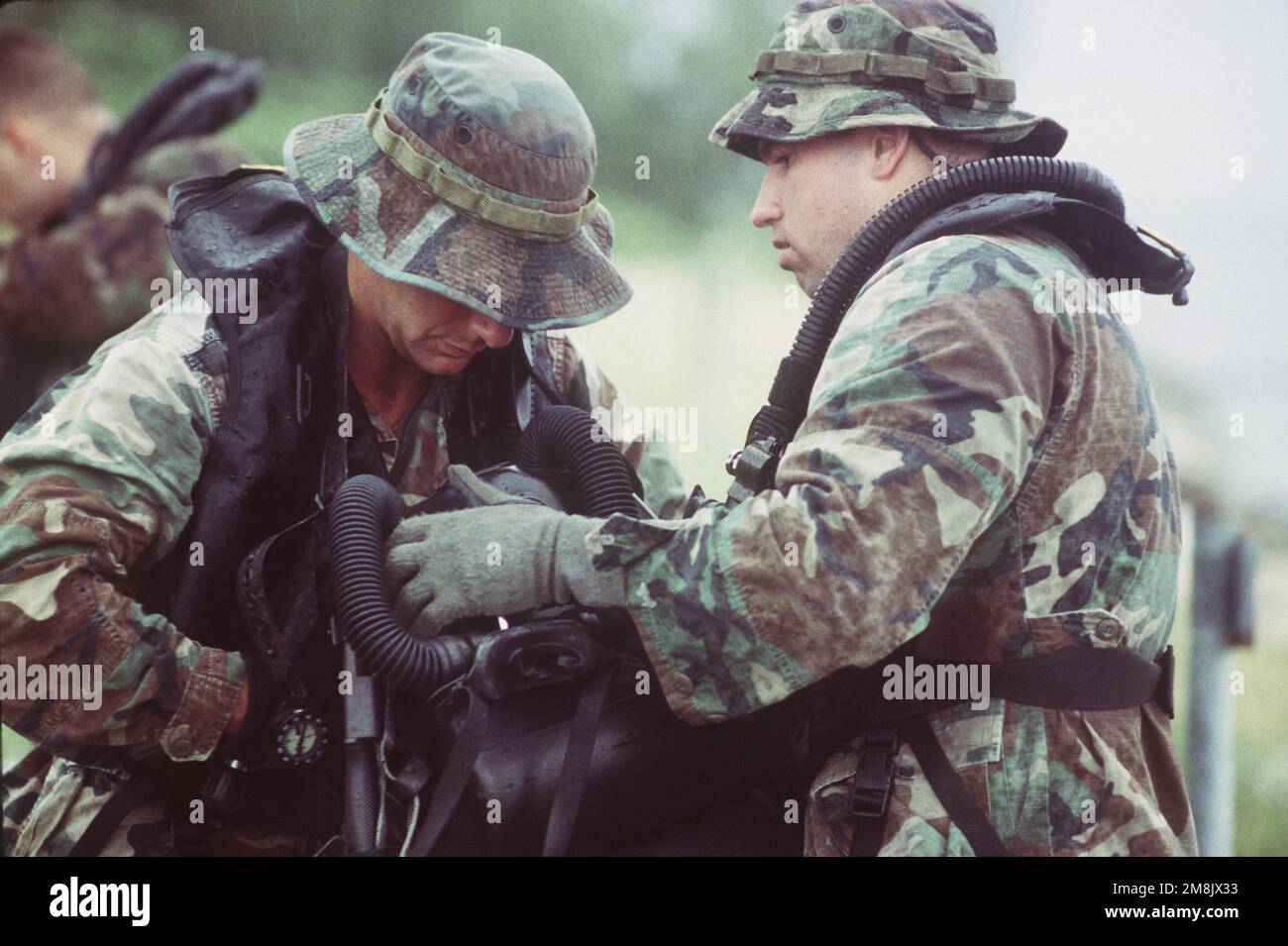 PERSONAL SGT. Stockwell (links) und CAPT. D Amico zieht die Buddy-Systemprüfung als Teil der Vorbereitung vor dem Tauchgang während des Tauchertrainings am Fleming Key an. Beide Männer sind aus den USA Reservisten des Marine Corps für aktive Ausbildung (ACDUTRA) der 3. Force Reconnaissance Company of Mobile, Alabama. Basis: Marine Air Station, Key West State: Florida (FL) Land: Vereinigte Staaten von Amerika (USA) Stockfoto