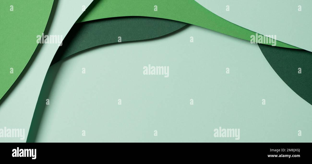 Abstrakter grüner Hintergrund für Papierstruktur. Minimale Zusammensetzung des Papierschnitts mit Lagen geometrischer Formen und Linien in grünen Farbtönen. Oben Stockfoto