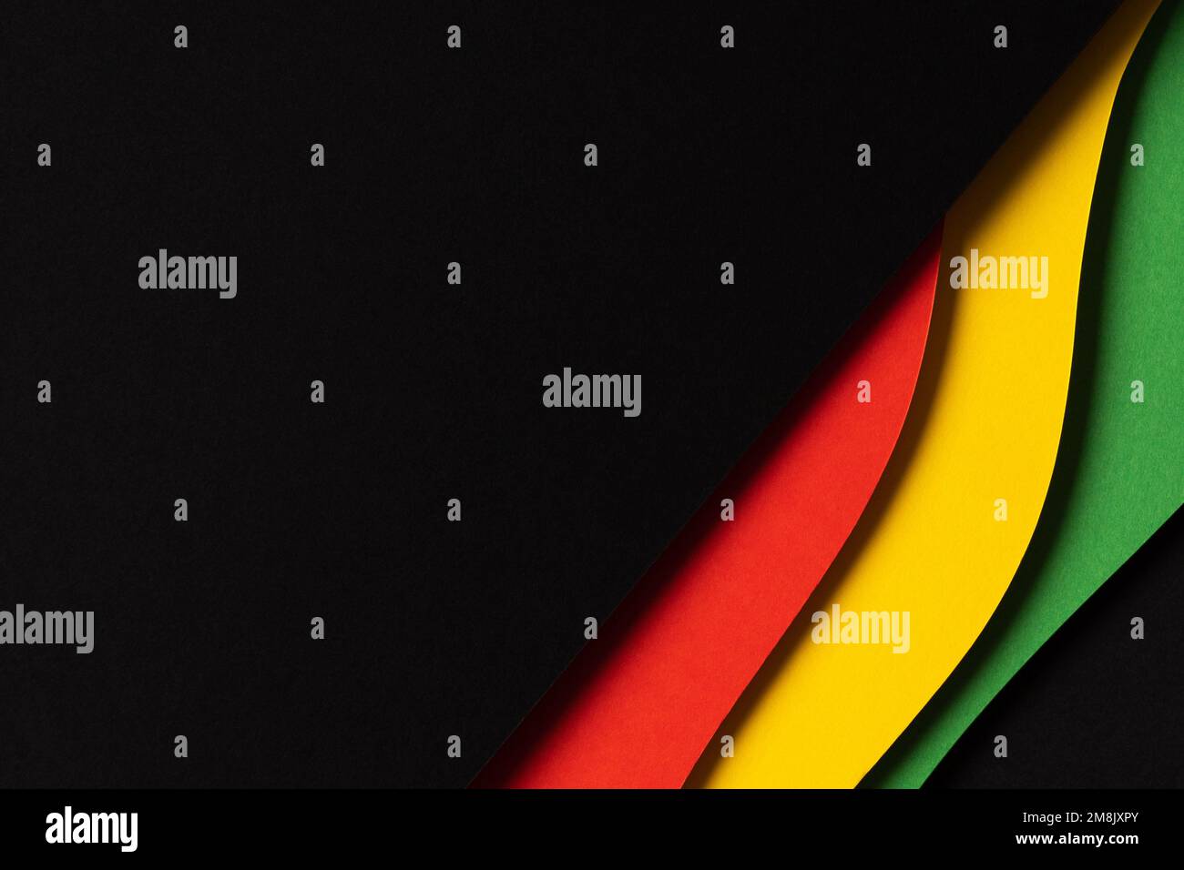 Schwarzer Hintergrund für Verlauf Monat. Abstrakter schwarzer, roter, gelber, grüner Hintergrund mit geometrischen Wellenlinien und -Formen. Draufsicht Stockfoto