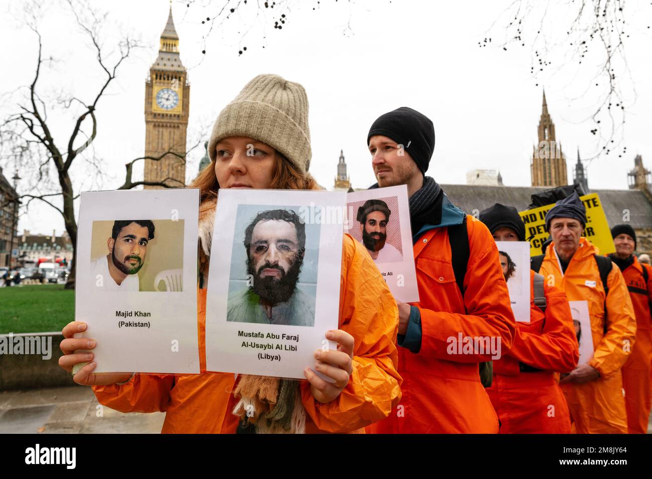 London, Großbritannien. 14. Januar 2023 Protest gegen die Schließung von Guantanamo. Demonstranten marschieren vom Parlament zum Trafalgar Square, gekleidet in orangefarbenen Overalls und Kapuzen. Kredit: Andrea Domeniconi/Alamy Live News Stockfoto