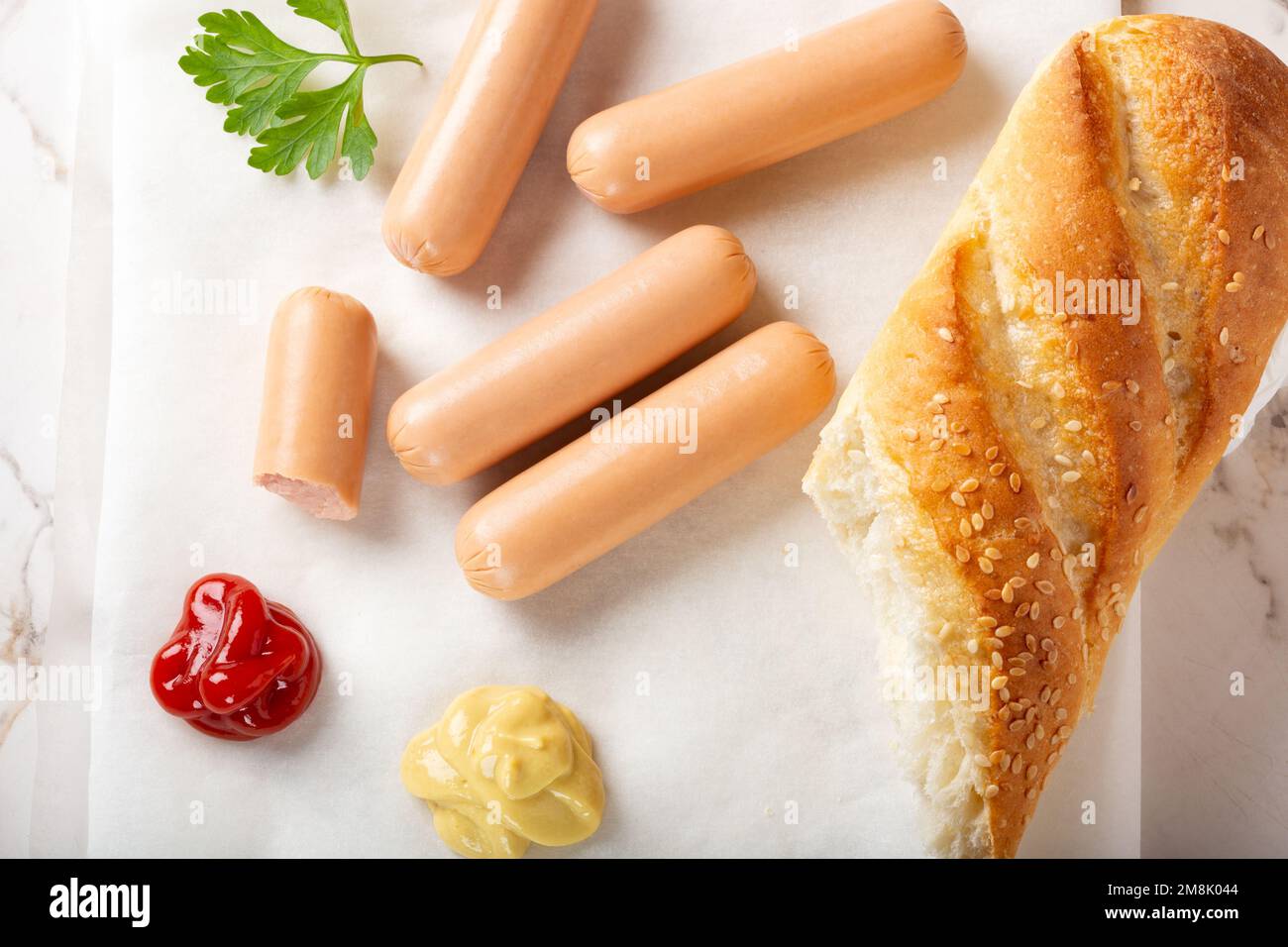 Kleine Würstchen mit Brot, Ketchup und Senf - Draufsicht Stockfoto