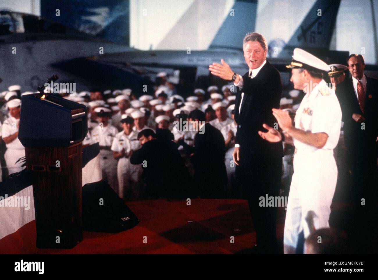 Der Oberbefehlshaber, Präsident William Jefferson Clinton, dankt den Seeleuten an Bord des atomaren Flugzeugträgers USS DWIGHT D. EISENHOWER (CVN-69) für ihre Rolle bei der Operation zur Aufrechterhaltung der Demokratie vor Haiti. Die Besatzung des Schiffes stellte ein F-14 Tomcat-Flugzeug mit dem Namen Präsident Clinton und Vizepräsident Gore bereit. Betreff Operation/Serie: STÜTZPUNKT DER AUFRECHTERHALTUNG DER DEMOKRATIE: Marineflugstation, Norfolk Bundesstaat: Virginia (VA) Land: Vereinigte Staaten von Amerika (USA) Stockfoto