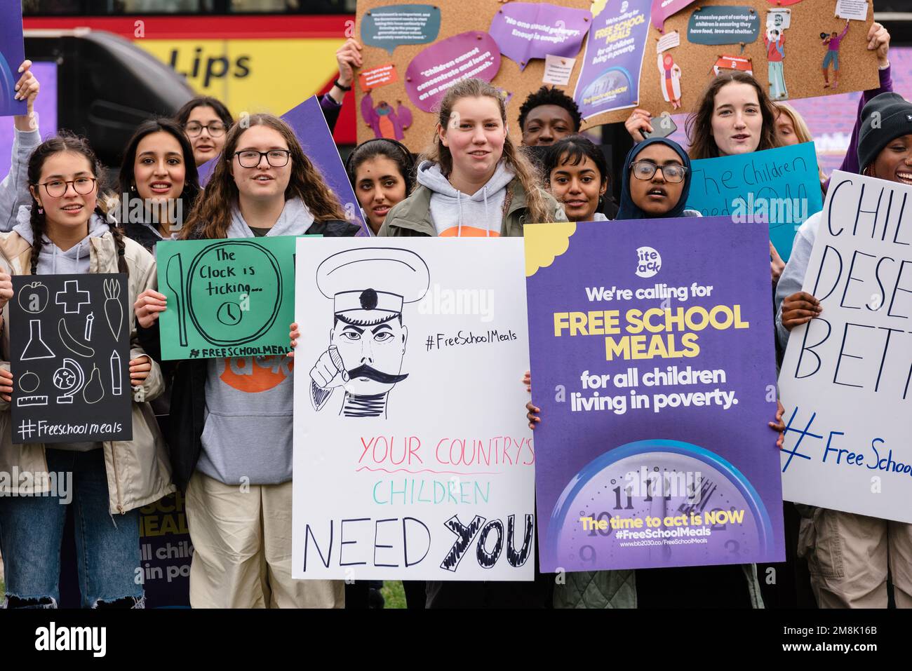 London, Großbritannien. 14. Januar 2023 Aktivisten von Bite-Back-Protest in Westminster fordern kostenlose Schulmahlzeiten für alle Kinder, die in Armut leben. Kredit: Andrea Domeniconi/Alamy Live News Stockfoto