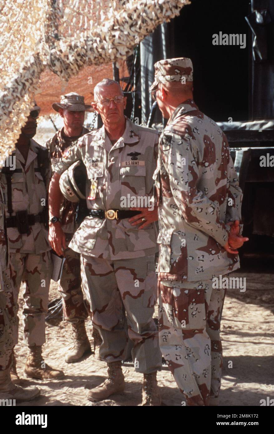 MAJ. GEN. Taylor spricht mit einem Soldaten im taktischen Versammlungsgebiet Liberty außerhalb von Kuwait City. Betreff Betrieb/Serie: Vigilant Warrior Country: Kuwait (KWT) Stockfoto